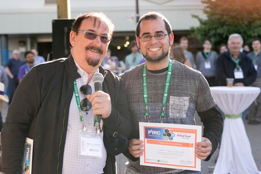 GIFS Executive Director and CEO, Maurice Moloney, awards second place to Javier Garcia Gonzalez.